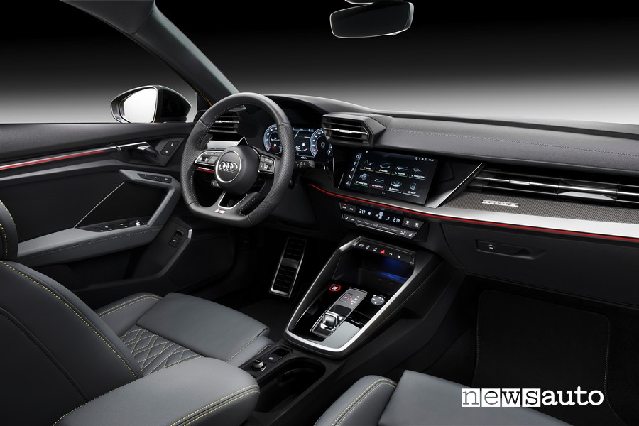 Interni nuova Audi S3, abitacolo con volante e consolle cambio