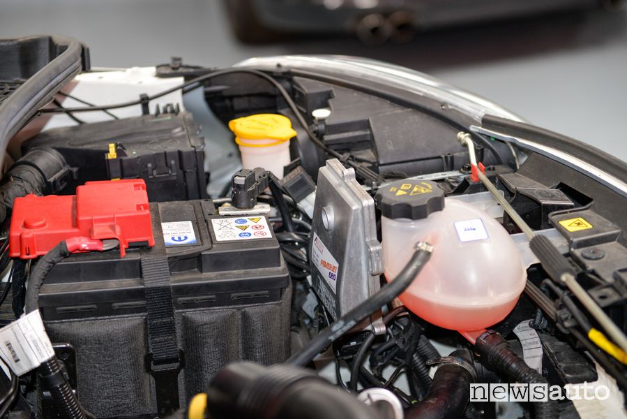 Centralina di controllo con connessione OBD nel vano motore Fiat 500X benzina trasformata in metano