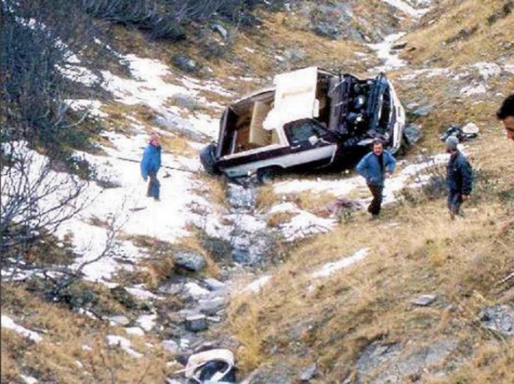 I resti del fuoristrada Chevrolet dell'incidente che coinvolse Beppe Grillo a Limone