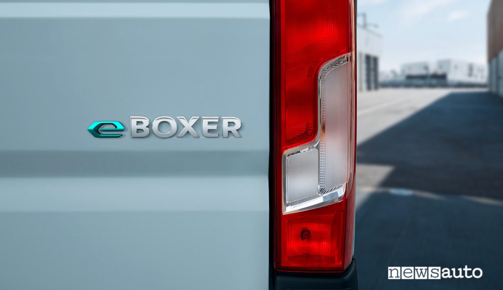 Nuovo Peugeot e-Boxer Monogramma"e-BOXER" sul portellone posteriore