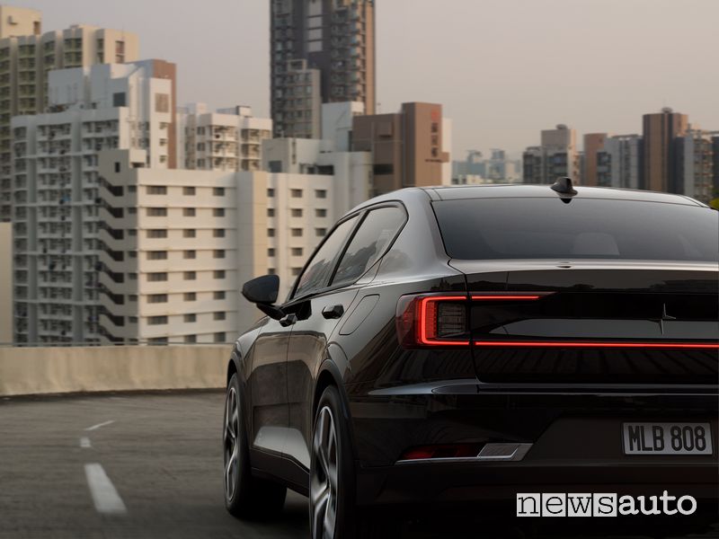 Fari posteriori Polestar 2, benn evidente il logo a stella