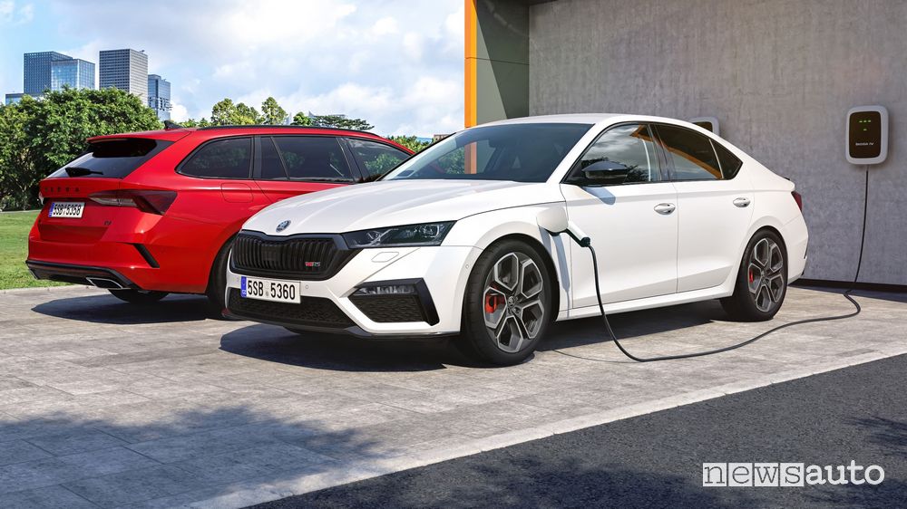 Operazione di ricarica Skoda Octavia RS iV ibrida plug-in