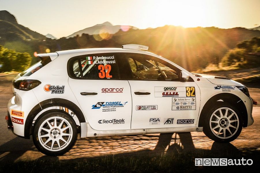  Andreucci e Andreussi con il n.32 nell'abitacolo della nuova Peugeot 208 Rally 4