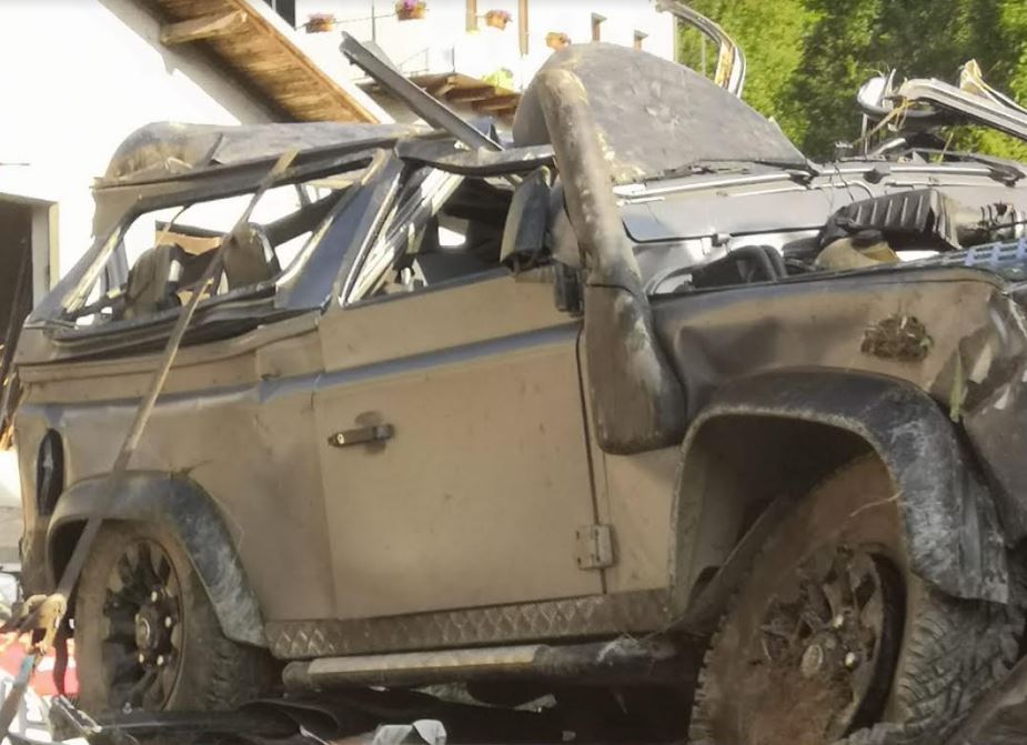 Tetto schiacciato del Defender coinvolto nell'incidente sulle montagne di Cuneo