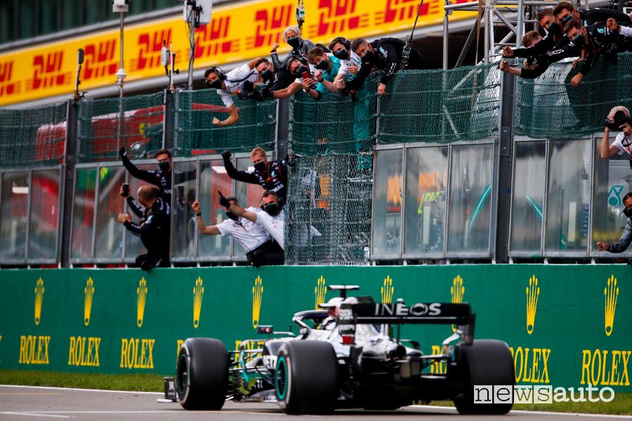 F1 Gp Belgio 2020 traguardo bandiera scacchi mercedes hamilton 