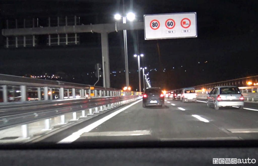 Sul nuovo ponte di Genova le prime auto che circolano dopo l'apertura alle ore 22 del 4 agosto