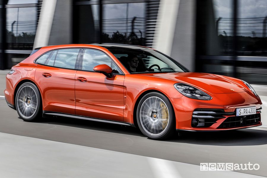 Vista laterale Porsche Panamera Turbo S Sport Turismo