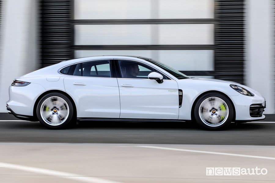 Vista laterale Porsche Panamera 4S E-Hybrid