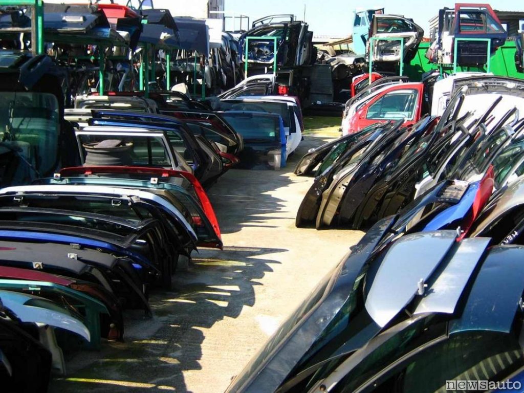 Rifiuti auto, arriva la direttiva europea che ne semplifica la gestione: ricambi auto in vendita presso un autodemolitore
