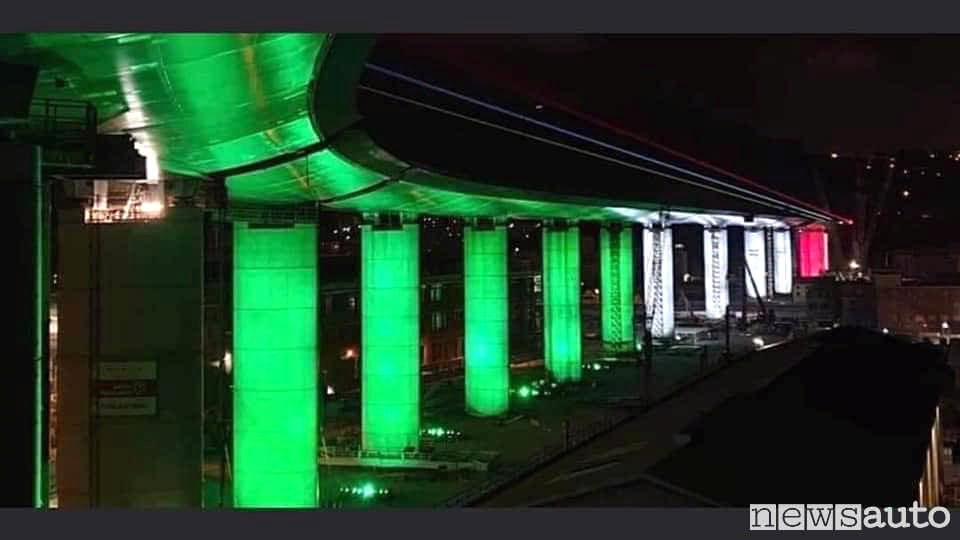 Il tricolore illumina il nuovo ponte San Giorgio di Genova