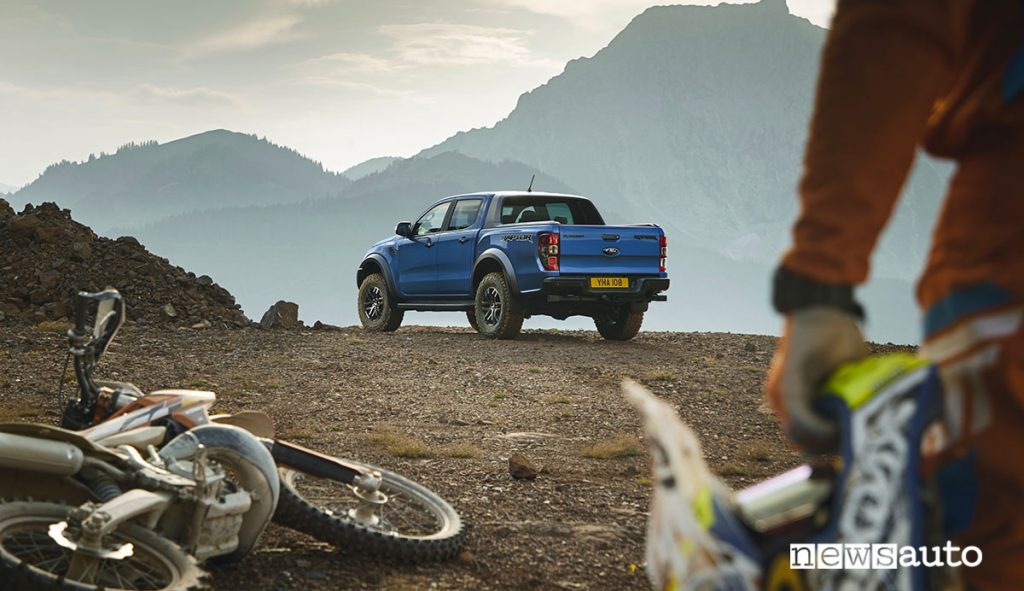 Ford Ranger pick-up autocarro N1 usato per il trasporto di attrezzature sportive.