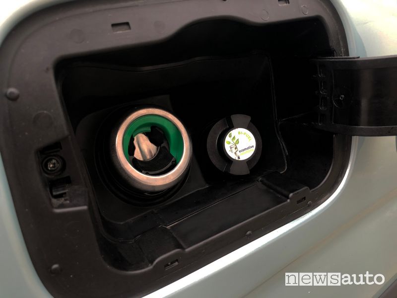 La presa di carica del metano si trova vicino al bocchettone per il rifornimento benzina