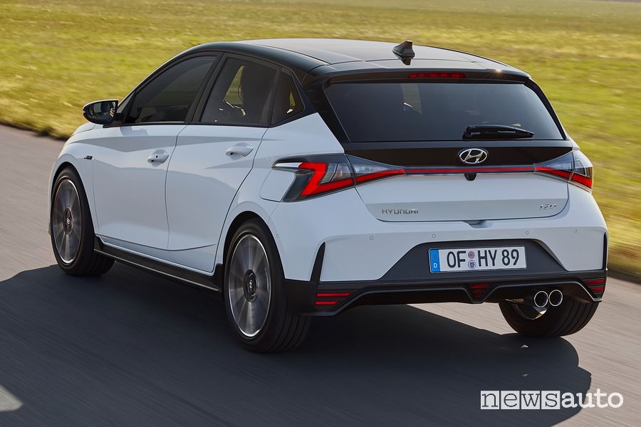 Vista posteriore Hyundai i20 N Line su strada