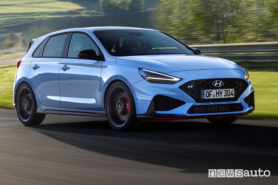 Vista di profilo Hyundai i30 N in pista