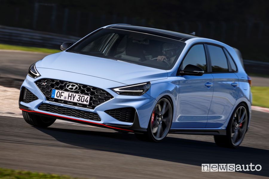 Vista di profilo Hyundai i30 N in pista
