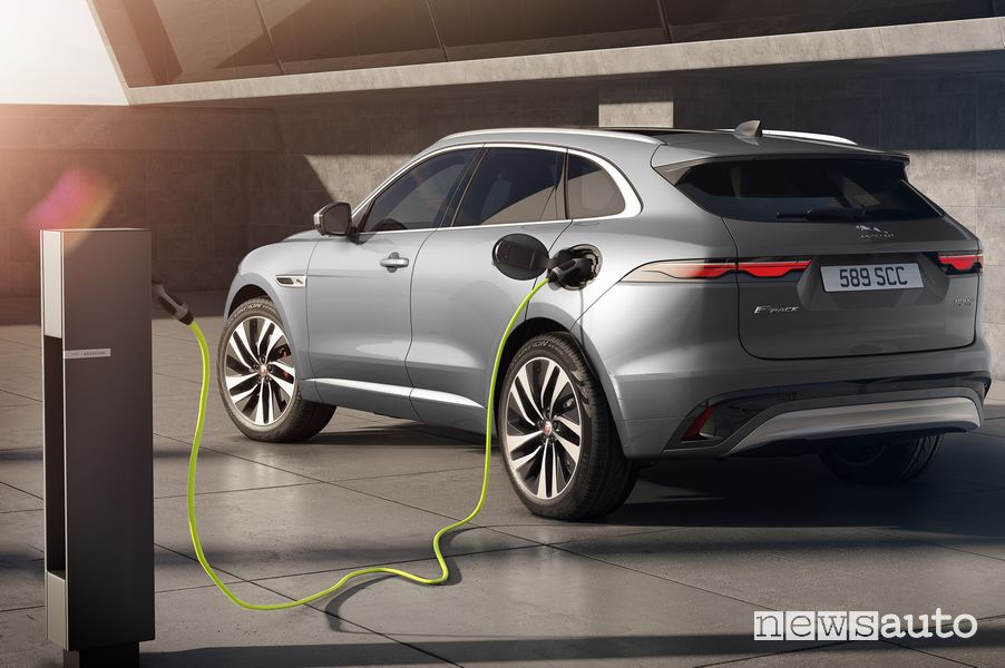 Ricarica da colonnina Jaguar F-Pace ibrida plug-in PHEV