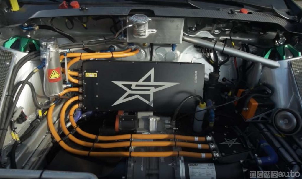 Motore e cablaggi della Ford Fiesta elettrica da rallycross di Ken Block