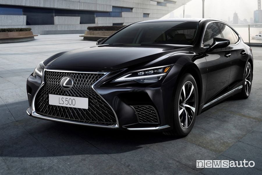 Vista di profilo Lexus LS 500