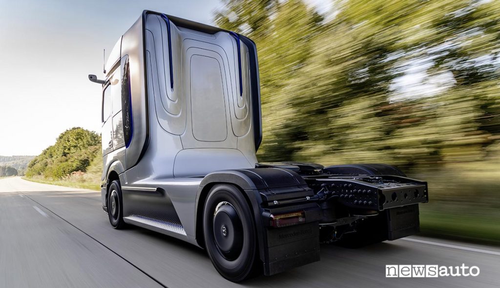 Mercedes-Benz GenH2 Truck camion a idrogeno su strada