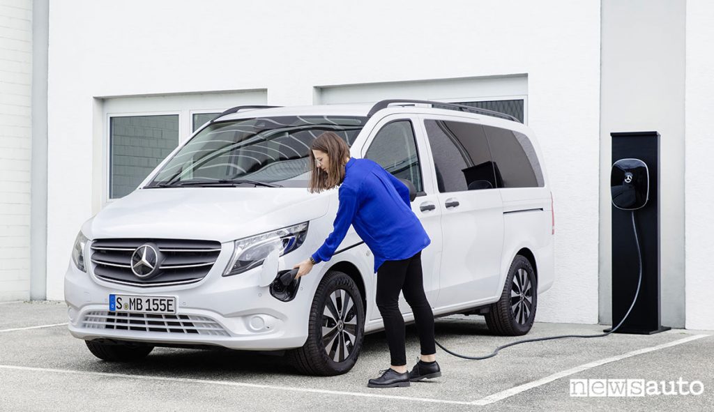 Mercedes-Benz eVito in carica da colonnina di ricarica domestica