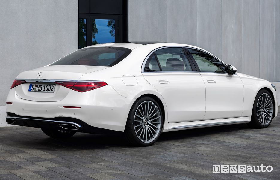 Vista posteriore Mercedes-Benz Classe S bianca