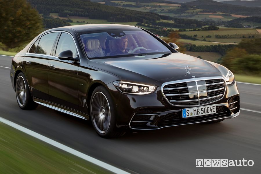 Vista di profilo Mercede-Benz Classe S nera