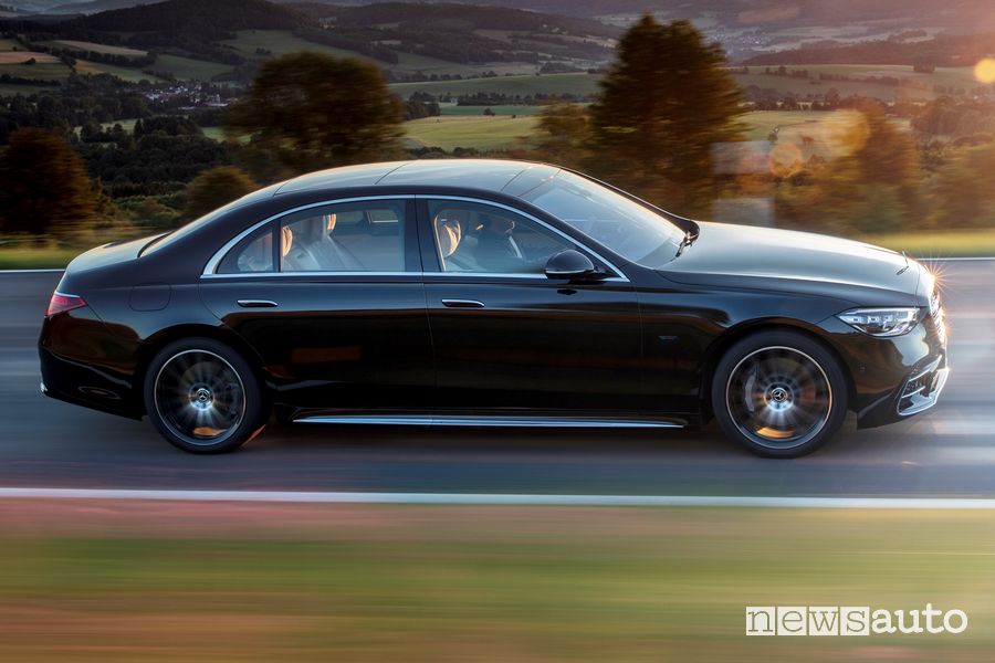 Vista laterale Mercede-Benz Classe S nera