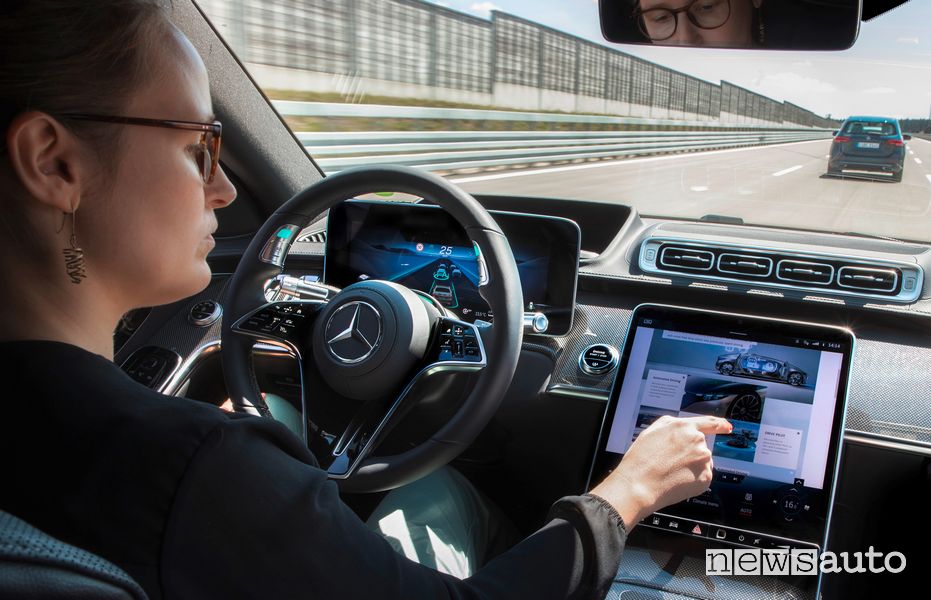 Guida semi-autonoma di livello 3 sulla nuova Mercedes-Benz Classe S