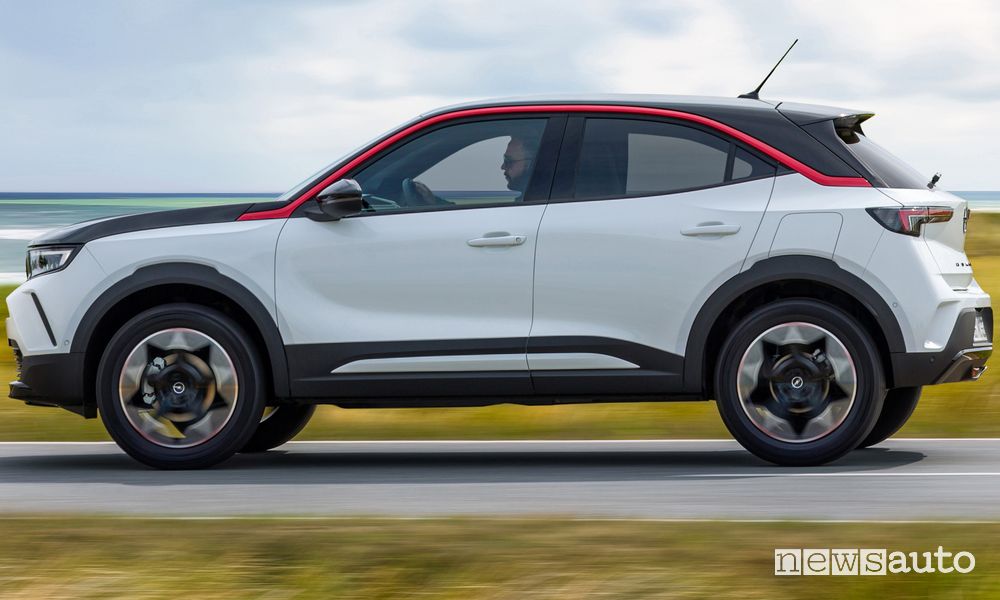 Vista laterale nuovo Opel Mokka GS Line su strada
