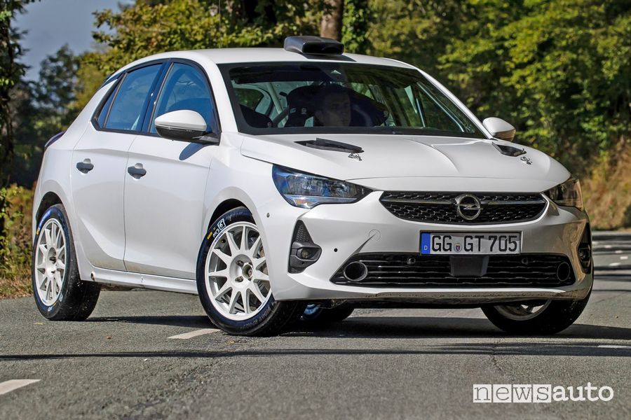 Vista di profilo Opel Corsa Rally4