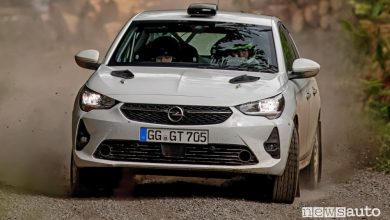 Vista frontale Opel Corsa Rally4 sullo sterrato