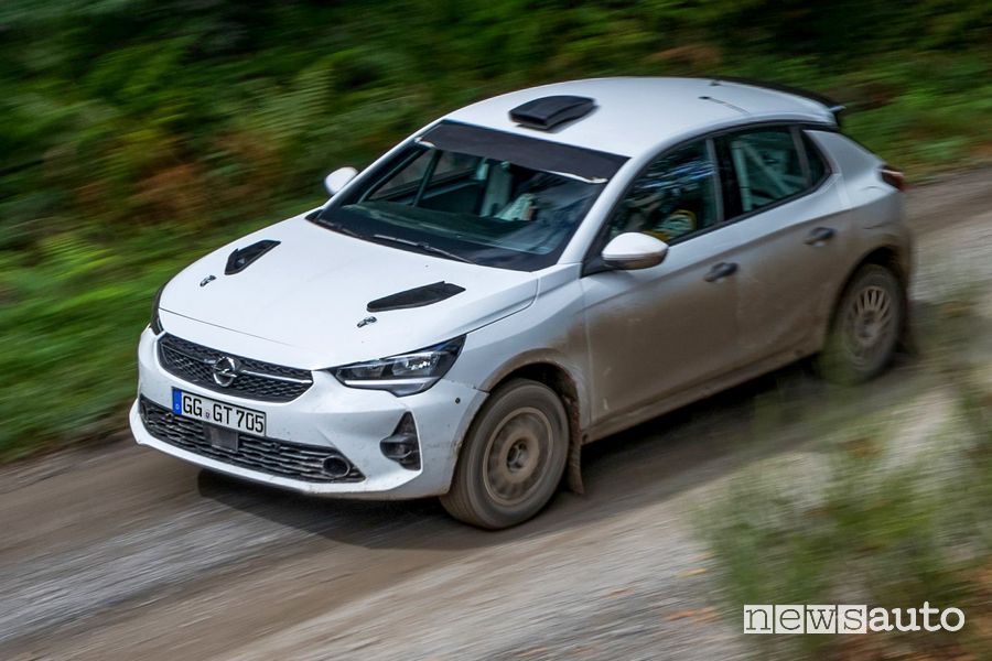 Vista di profilo Opel Corsa Rally4 sullo sterrato