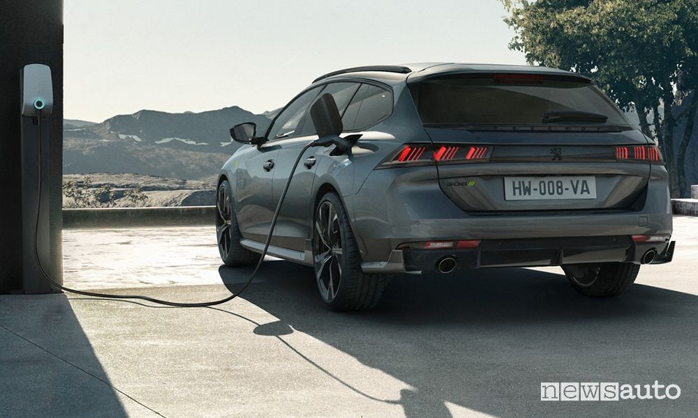 Peugeot 508 Sport Engineered SW in ricarica da una wallbox