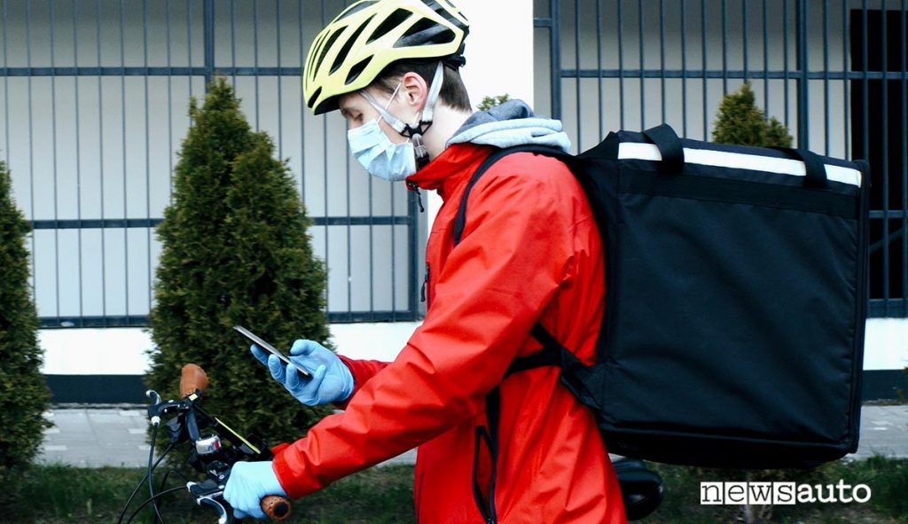 Rider food delivery controlla smartphone