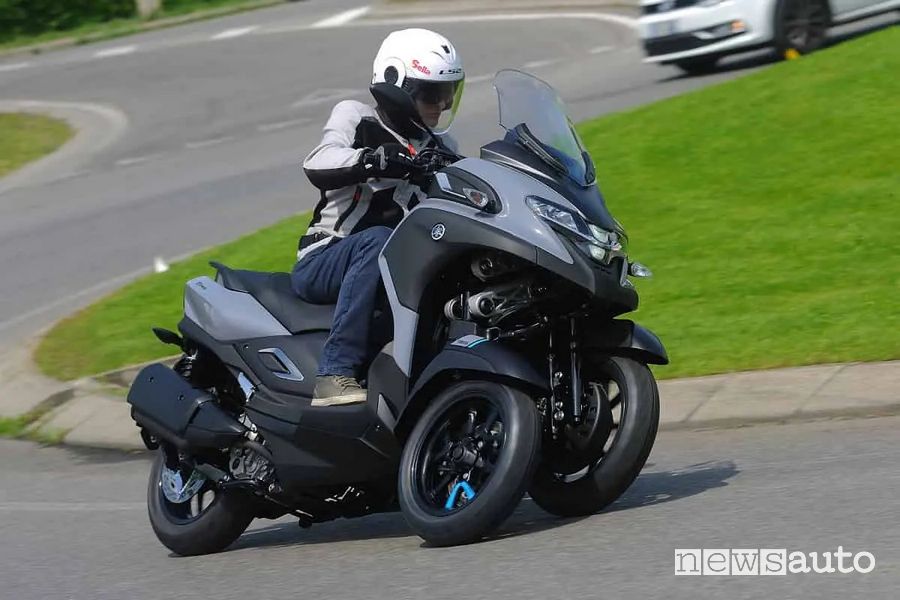 Scooter a tre ruote in autostrada