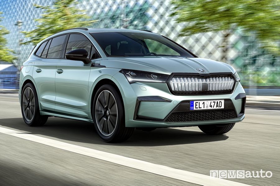 Vista di profilo Škoda Enyaq iV SUV elettrico