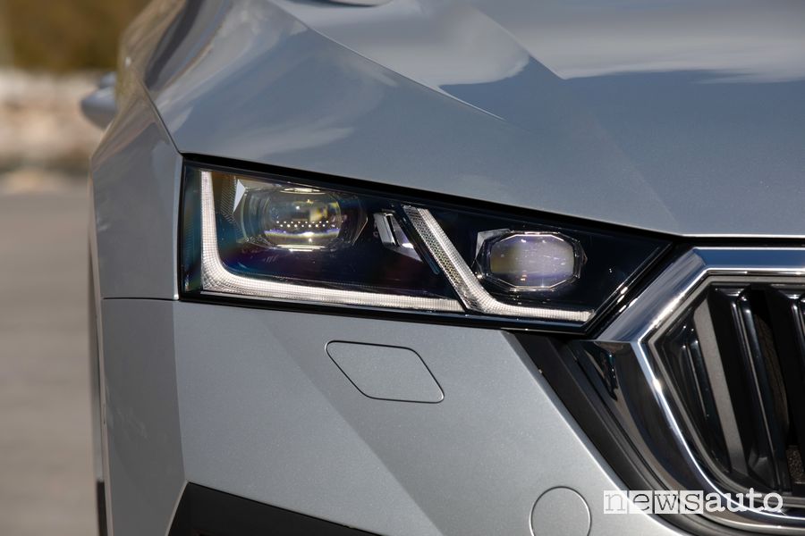 Faro anteriore a led Skoda Octavia G-TEC metano