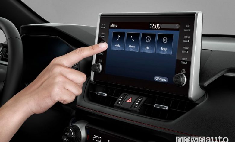 Touch screen infotainment da 9” abitacolo Suzuki Across ibrido plug-in