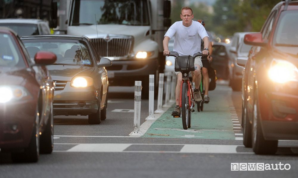 Obbligo di precedenza alle biciclette sulle strade urbane ciclabili