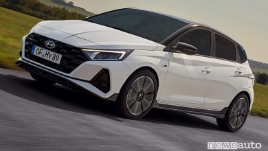 Vista di profilo Hyundai i20 N Line su strada