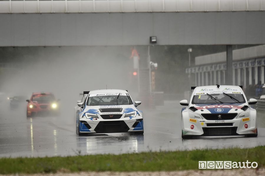 Peugeot 308 TCR in gara a Magione sotto la pioggia