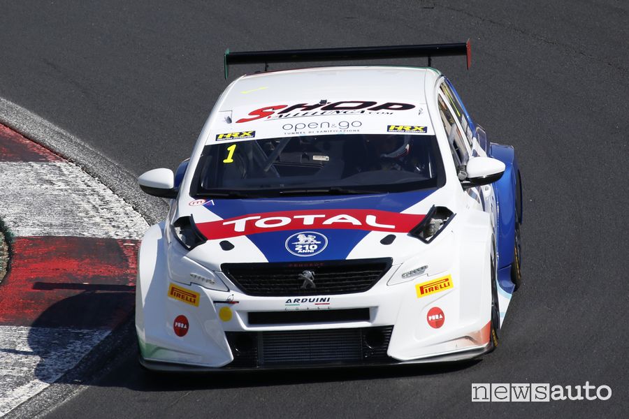 Peugeot 308 TCR gara a Vallelunga logo 210 anni