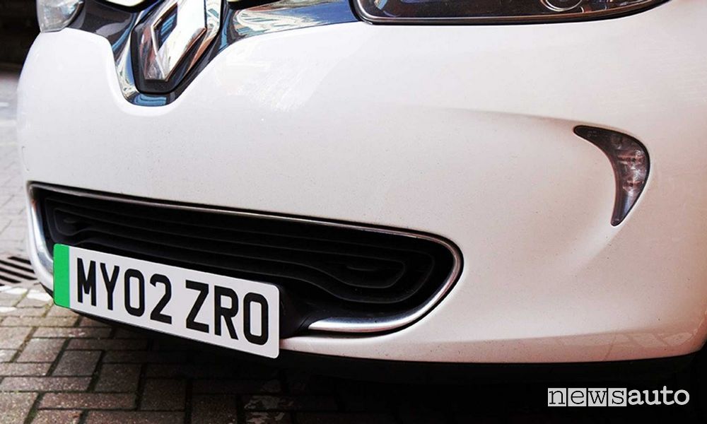 Mercato auto Regno Unito luglio e agosto 2020 targa auto elettriche