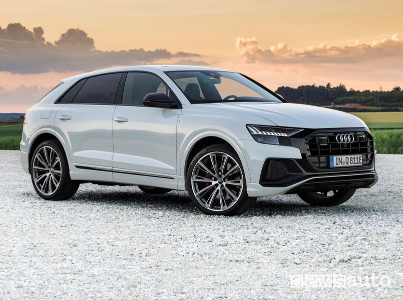 Vista laterale Audi Q8 TFSI e quattro