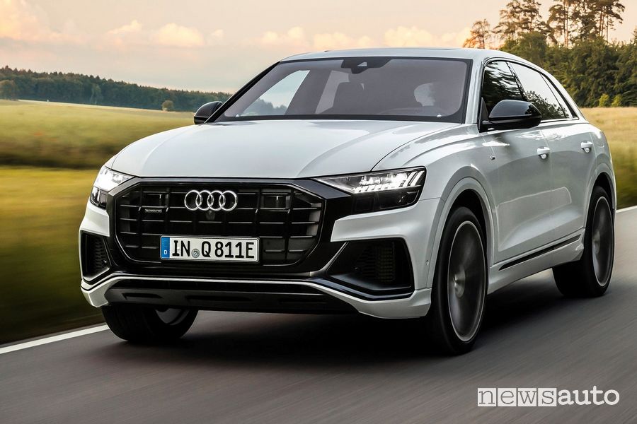 Vista anteriore Audi Q8 TFSI e quattro in strada