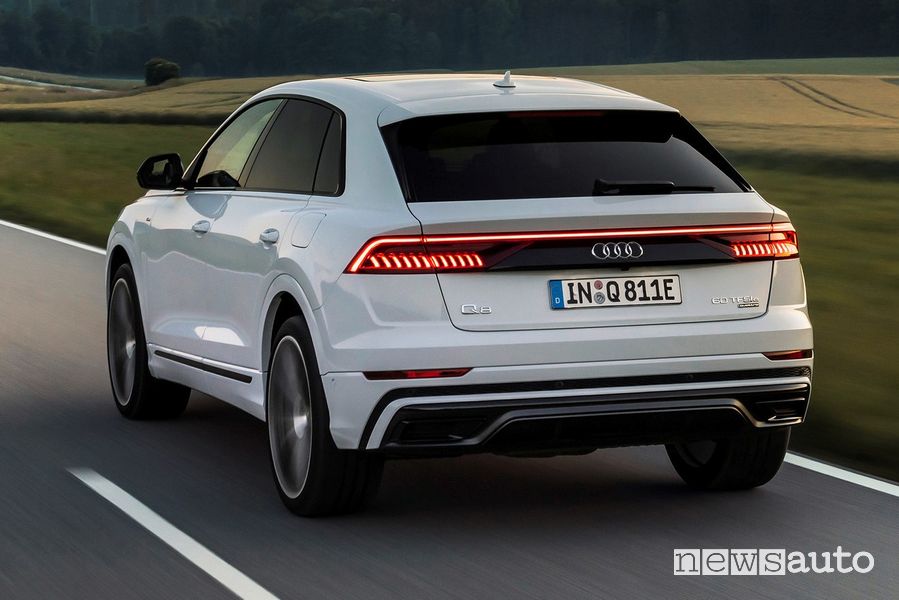 Vista posteriore Audi Q8 TFSI e quattro in strada