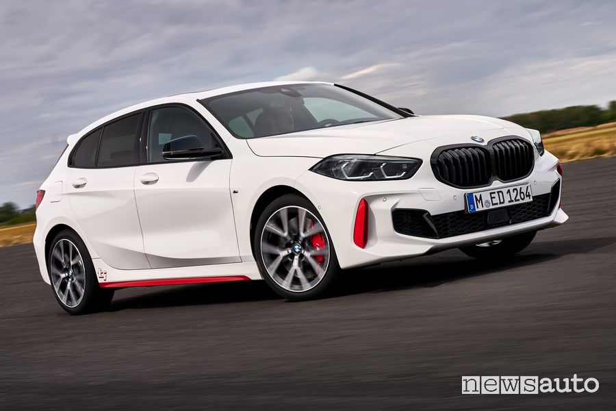 Vista di profilo BMW 128ti in pista