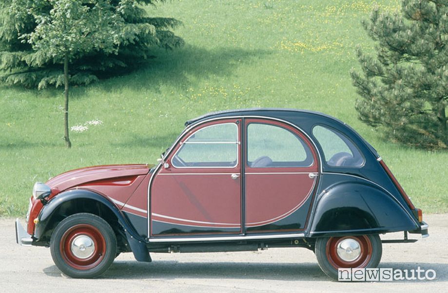 Vista laterale Citroën 2 CV Charleston bicolore Rouge Delage e Nero