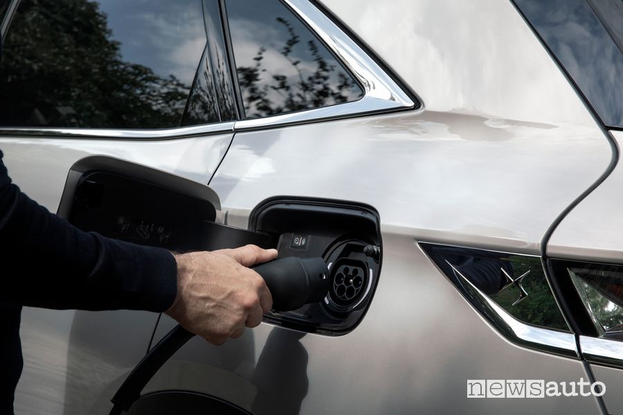 Come si ricarica il SUV DS 7 Crossback E-Tense ibrido plug-in