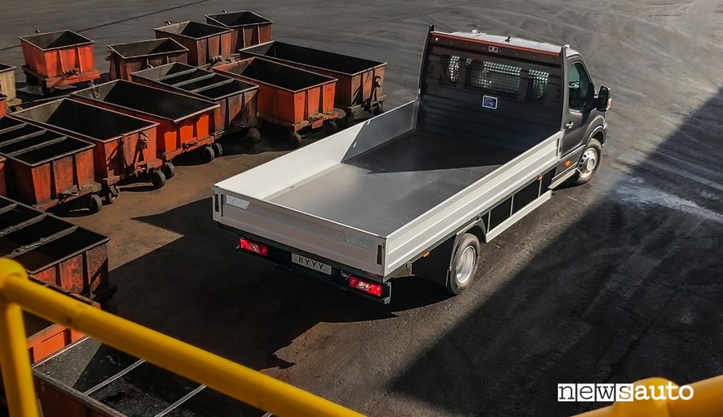 Ford Transit allestito da camion, può avere anche il ribaltabile trilaterale